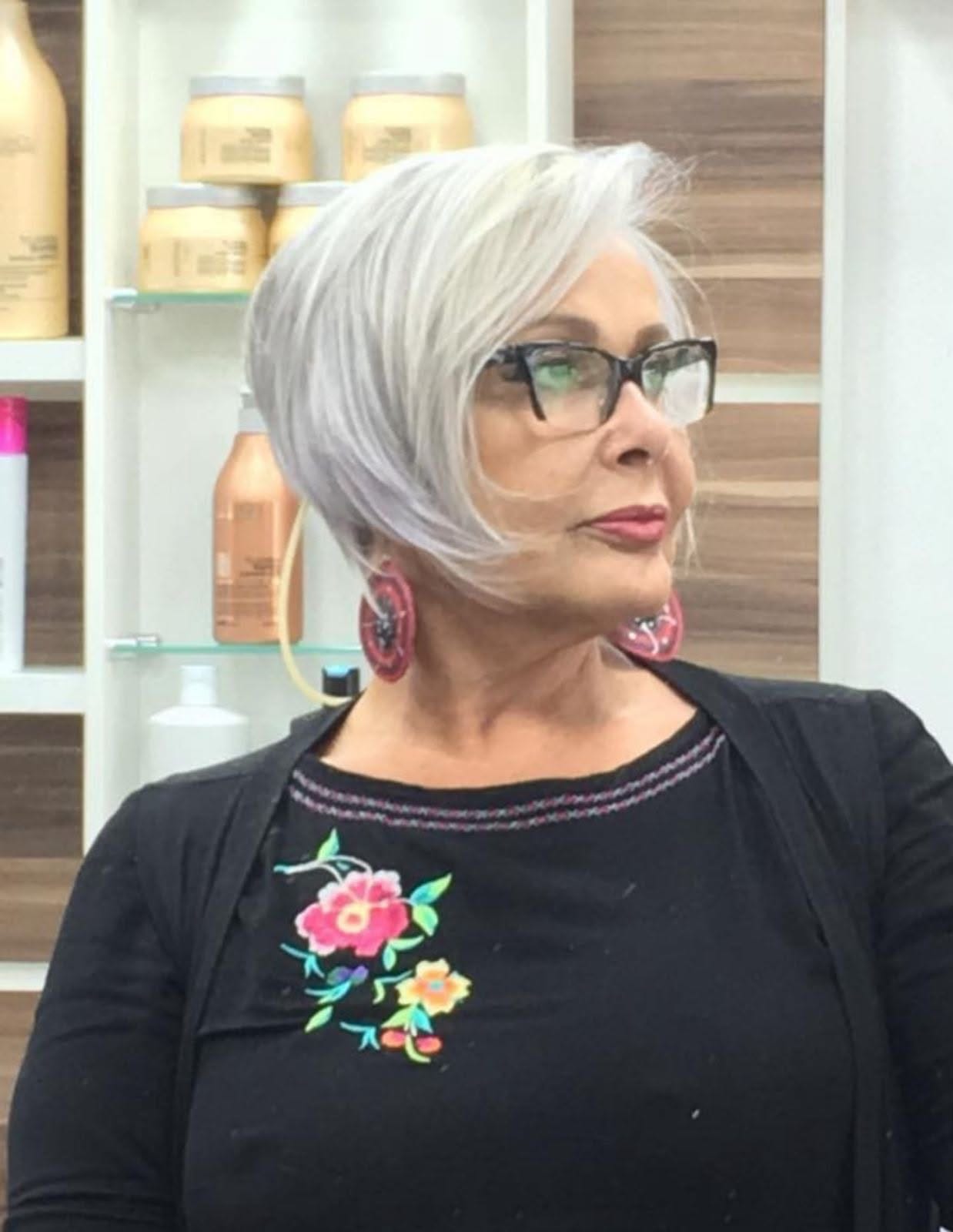 Cabelo grisalho sedoso com corte bob e fios alinhados