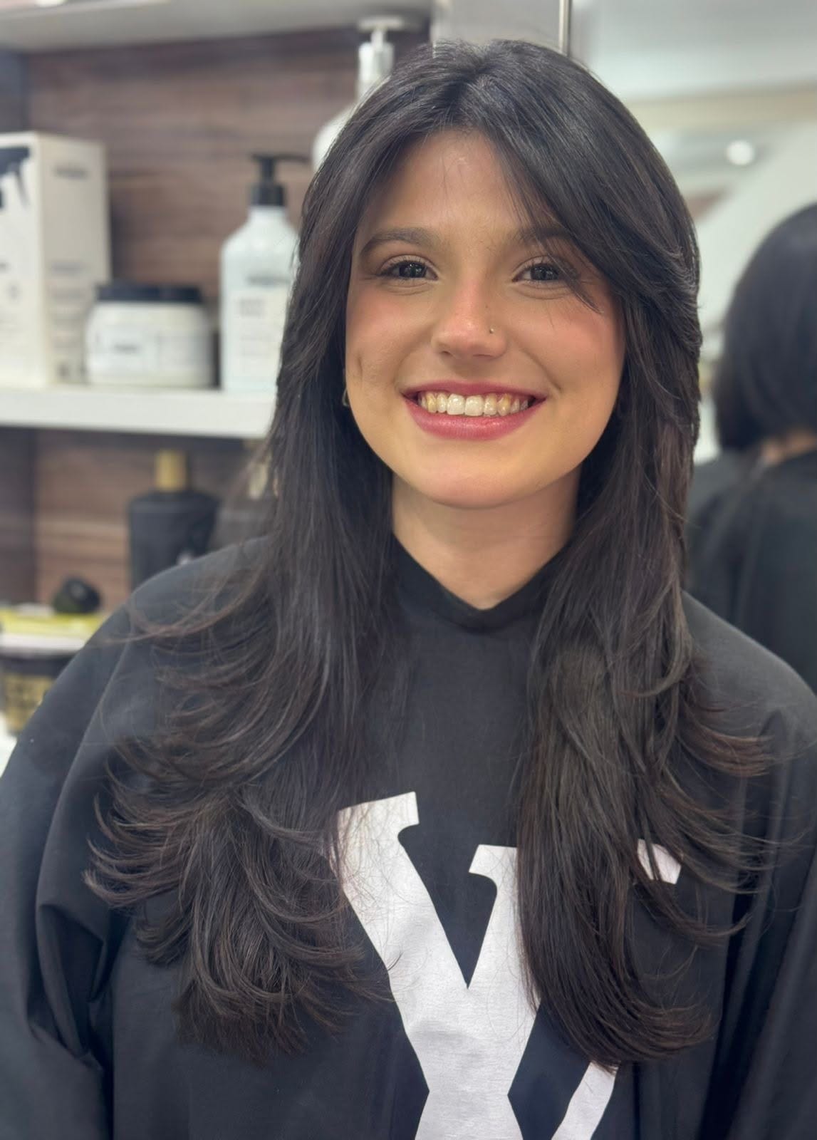 Corte de cabelo feminino em camadas com franja contornando o rosto