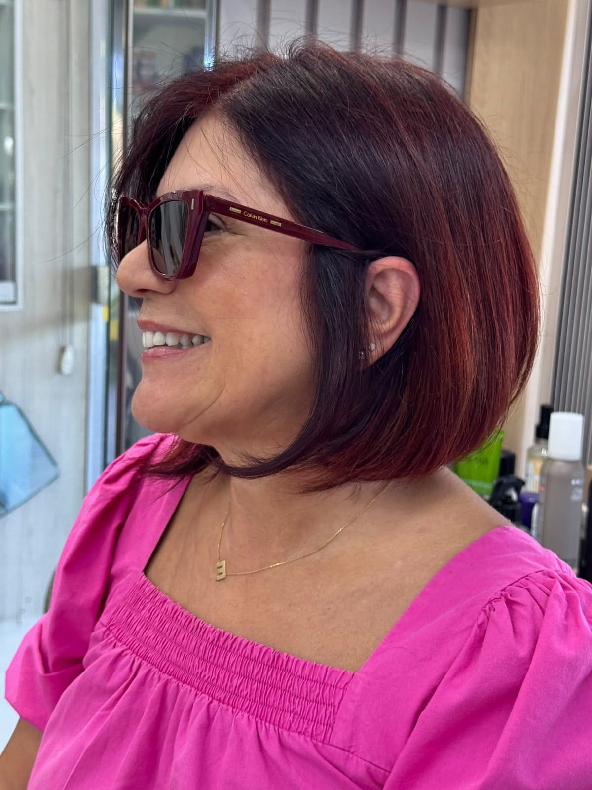Corte chanel com volume e personalidade em tom vinho marcante