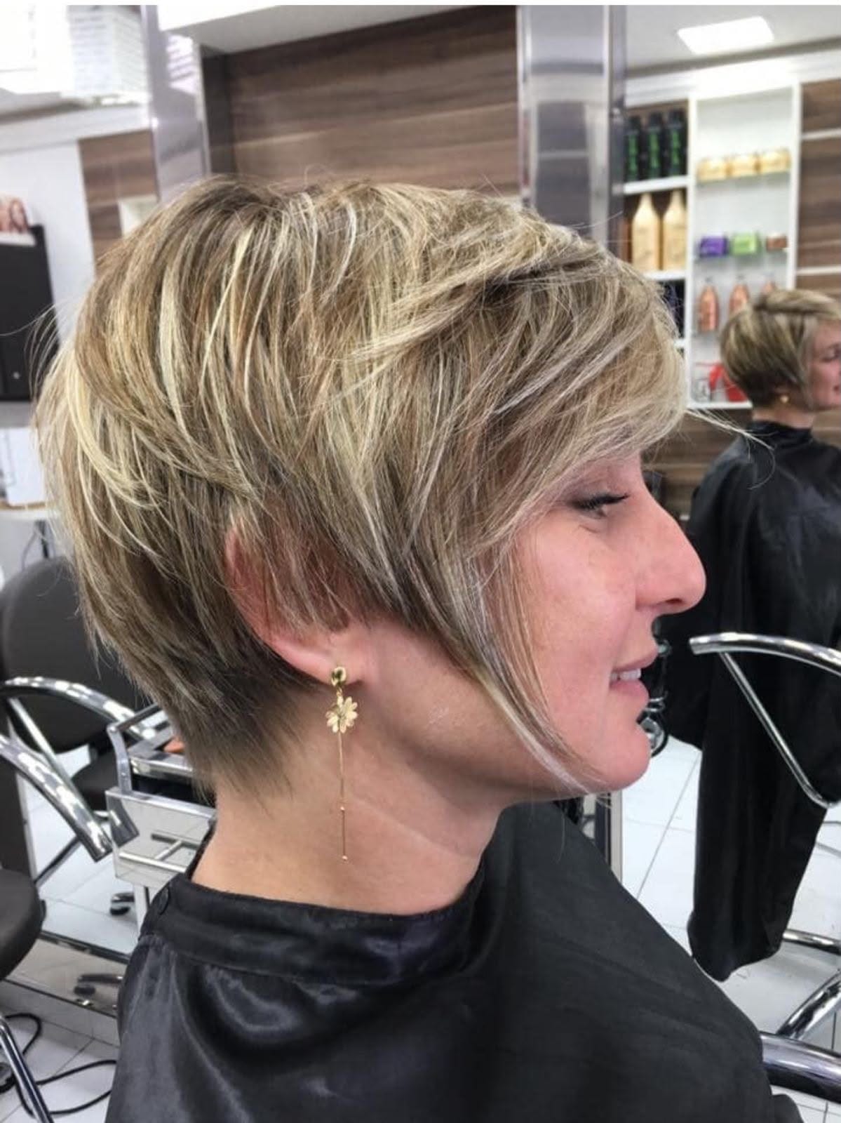 Corte de cabelo curto com mechas e acabamento de precisão técnica